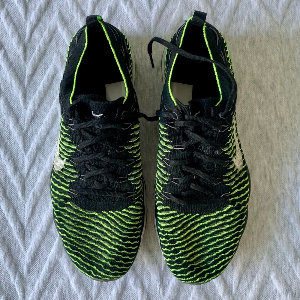 FLASH SALE $6 Nike Knit Zoom Sneakers - 9